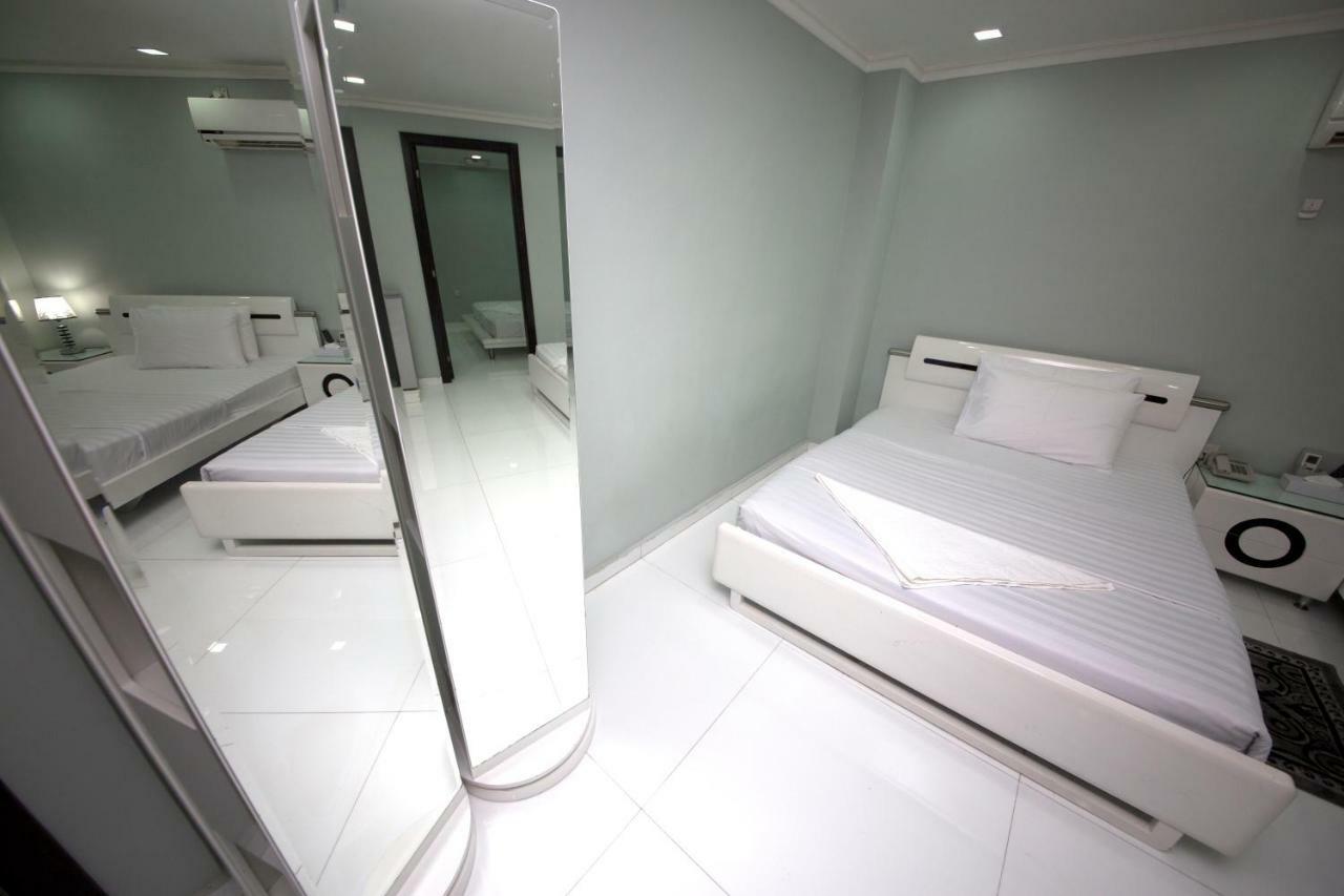 White Fort Hotel Дубай Экстерьер фото